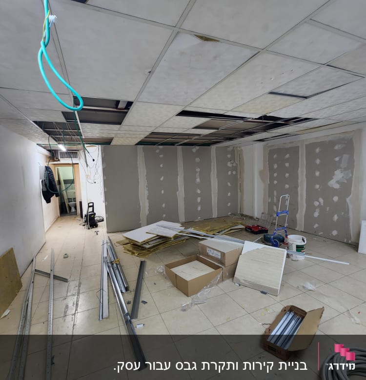 קירות גבס מותקנים בחדר עם ציוד בנייה